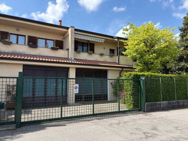 locale commerciale in vendita a Meda
