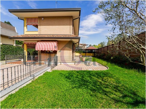 casa indipendente in vendita a Meda