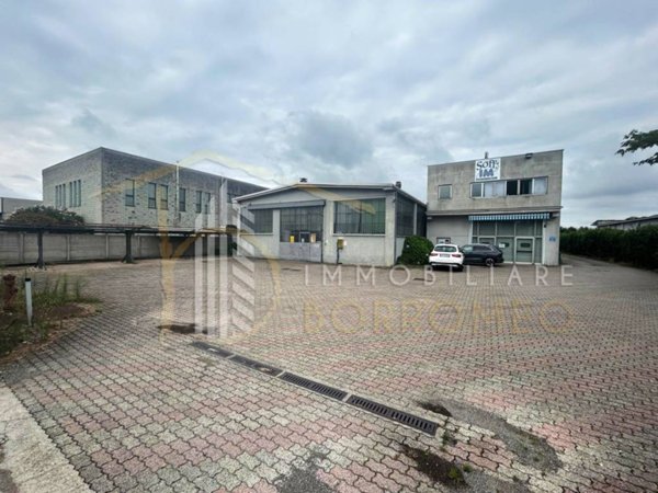 locale commerciale in vendita a Meda
