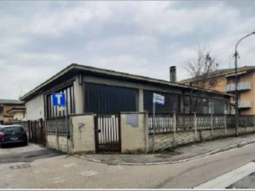 locale commerciale in vendita a Meda