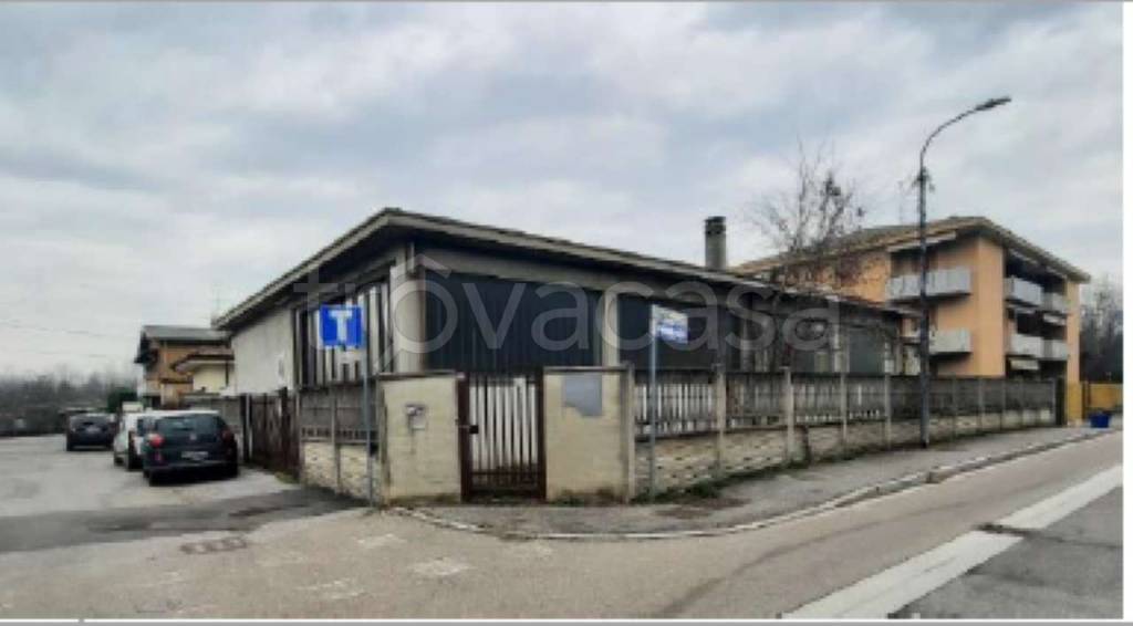 locale commerciale in vendita a Meda