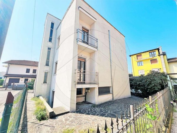 casa indipendente in vendita a Meda