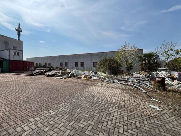 locale commerciale in vendita a Meda