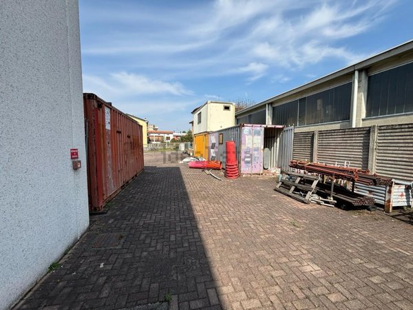 capannone in vendita a Meda