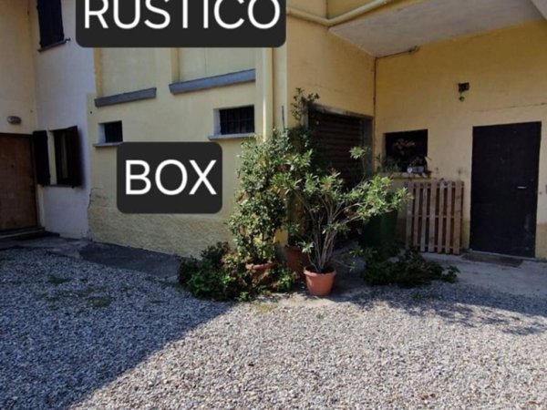 locale commerciale in vendita a Meda