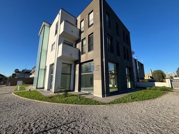 negozio in vendita a Meda