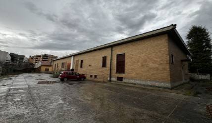 locale commerciale in vendita a Meda