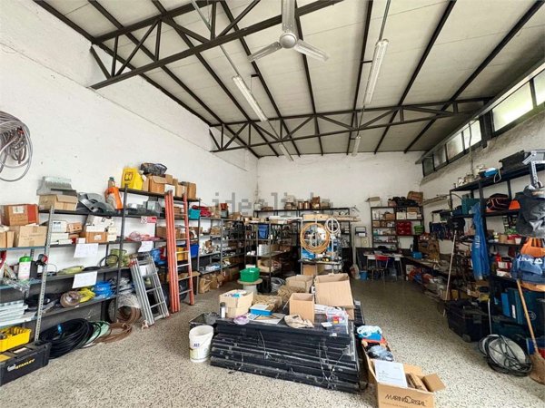 locale commerciale in vendita a Meda