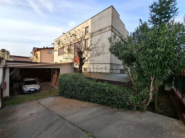 casa indipendente in vendita a Meda