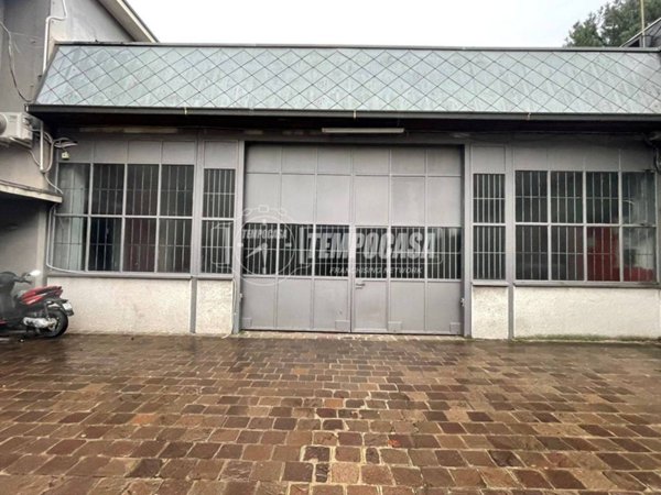 locale commerciale in vendita a Meda