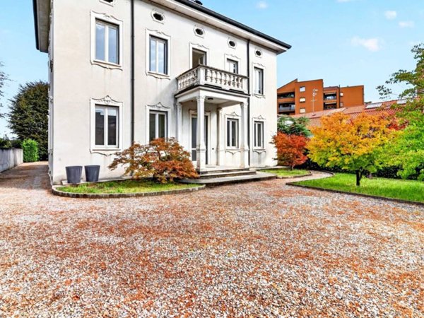 casa indipendente in vendita a Meda