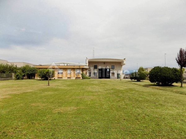 capannone in vendita a Mezzago