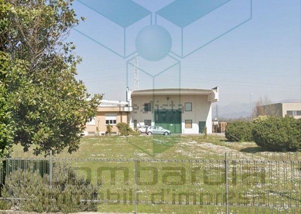 locale di sgombero in vendita a Mezzago