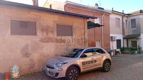 locale di sgombero in vendita a Mezzago