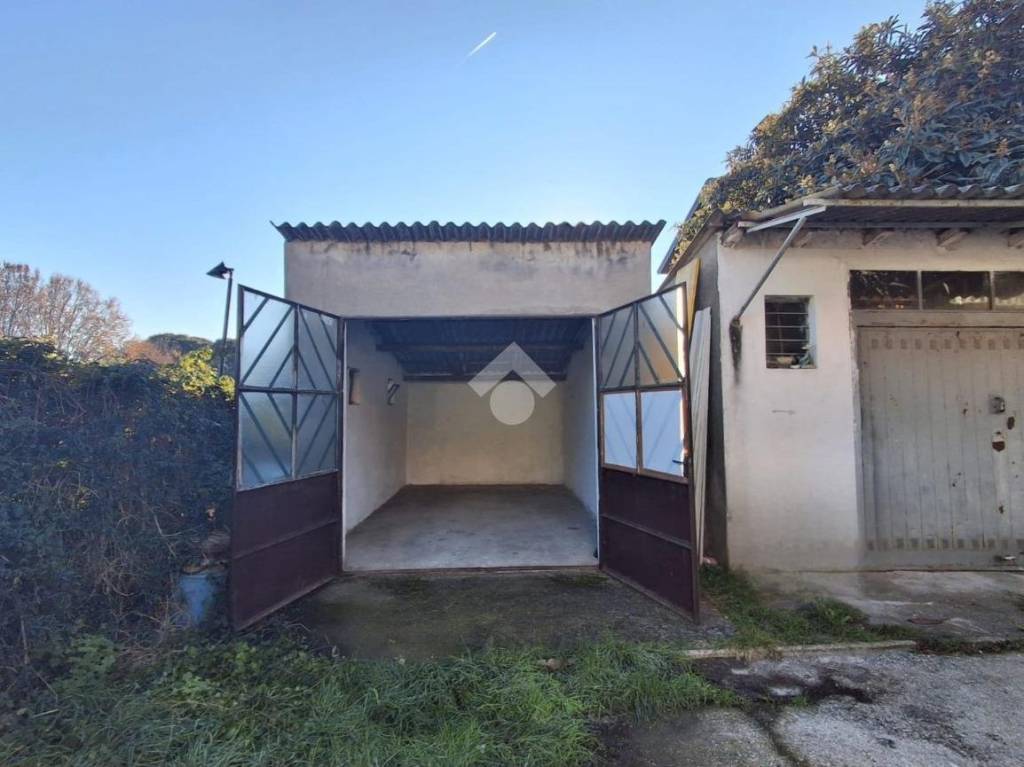 locale di sgombero in vendita a Mezzago