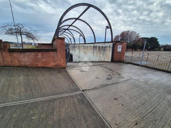 locale di sgombero in vendita a Mezzago