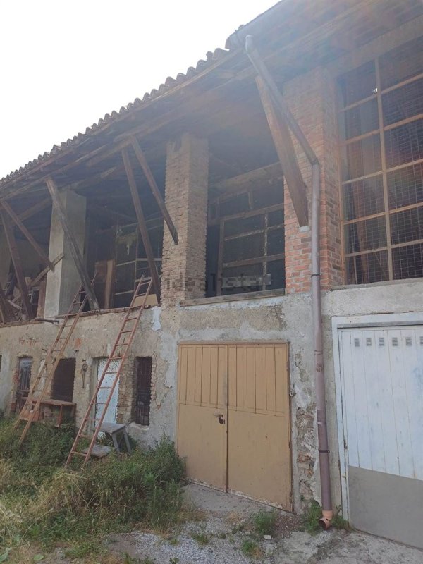 locale di sgombero in vendita a Mezzago