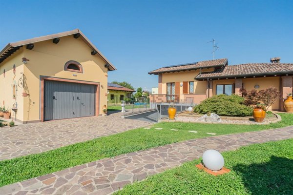 appartamento in vendita a Mezzago in zona Cascina Orobona