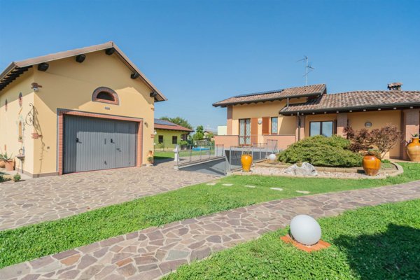 casa indipendente in vendita a Mezzago in zona Cascina Orobona