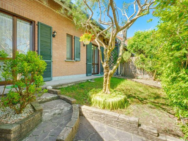 casa indipendente in vendita a Misinto in zona Cascina Nuova