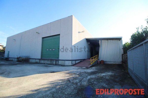 capannone in vendita a Misinto in zona Cascina Nuova