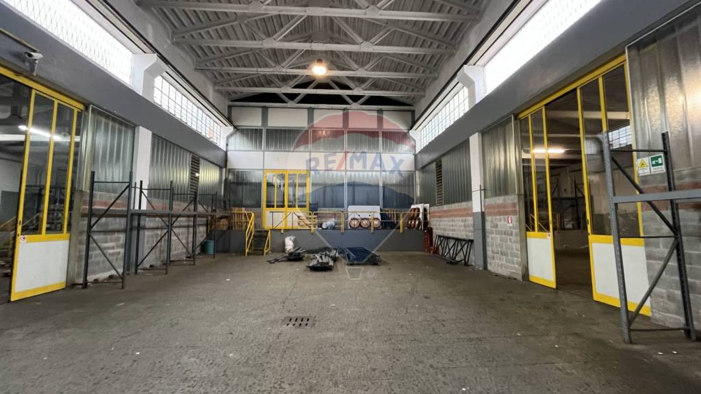 locale commerciale in vendita a Monza