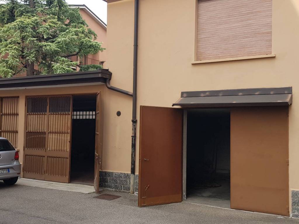 locale commerciale in vendita a Monza