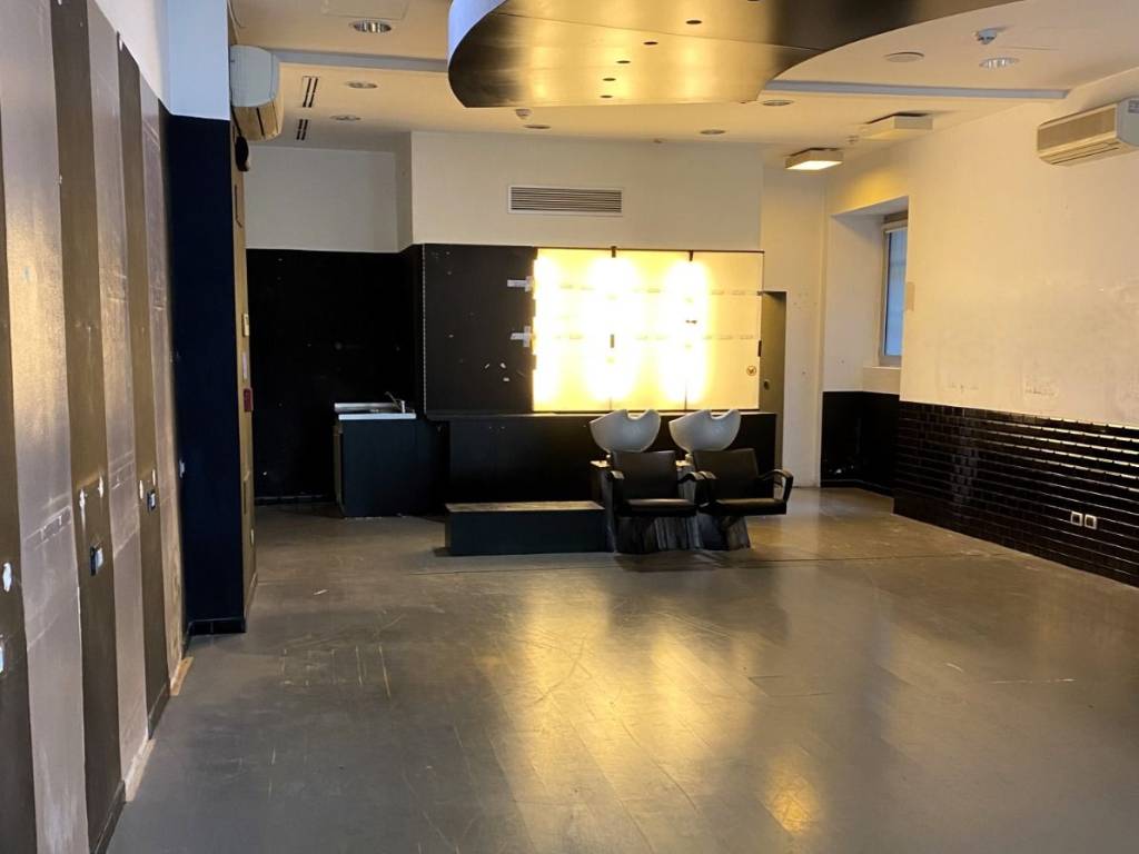 negozio in vendita a Monza in zona Centro Storico