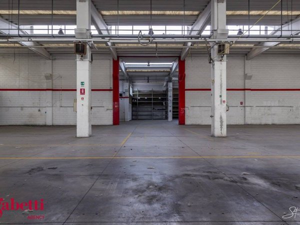 locale commerciale in vendita a Monza