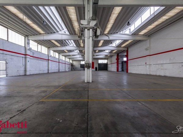 locale commerciale in vendita a Monza