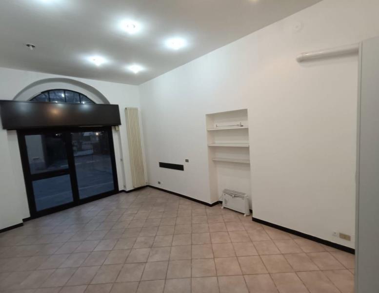 negozio in vendita a Monza in zona Centro Storico