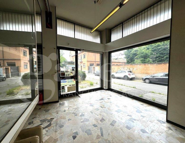 negozio in vendita a Monza in zona Centro Storico