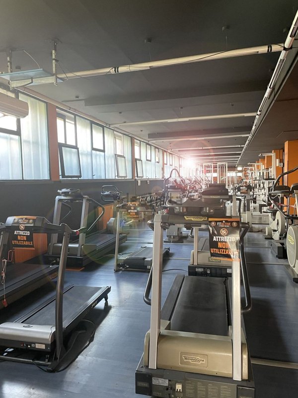locale commerciale in vendita a Monza