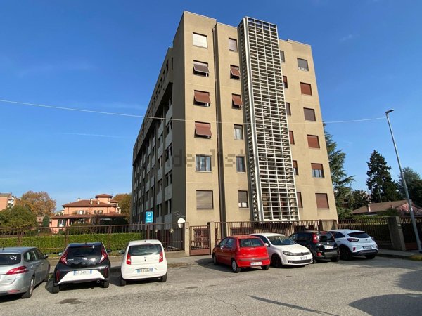 locale commerciale in vendita a Monza