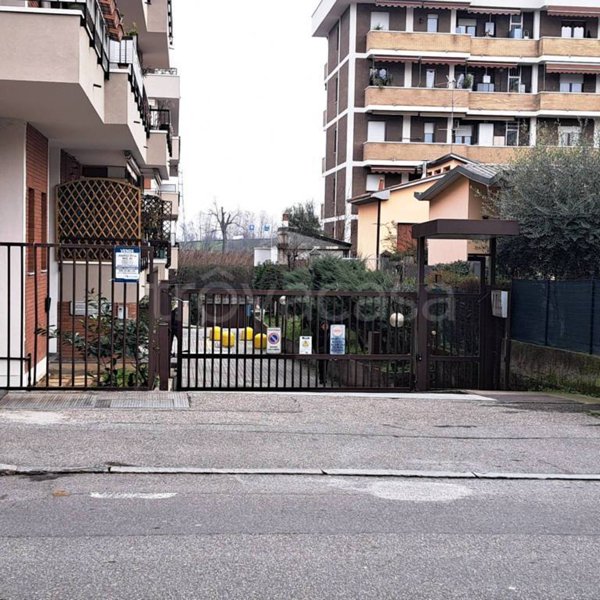 locale commerciale in vendita a Monza