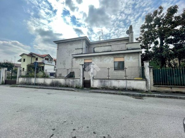 casa indipendente in vendita a Monza