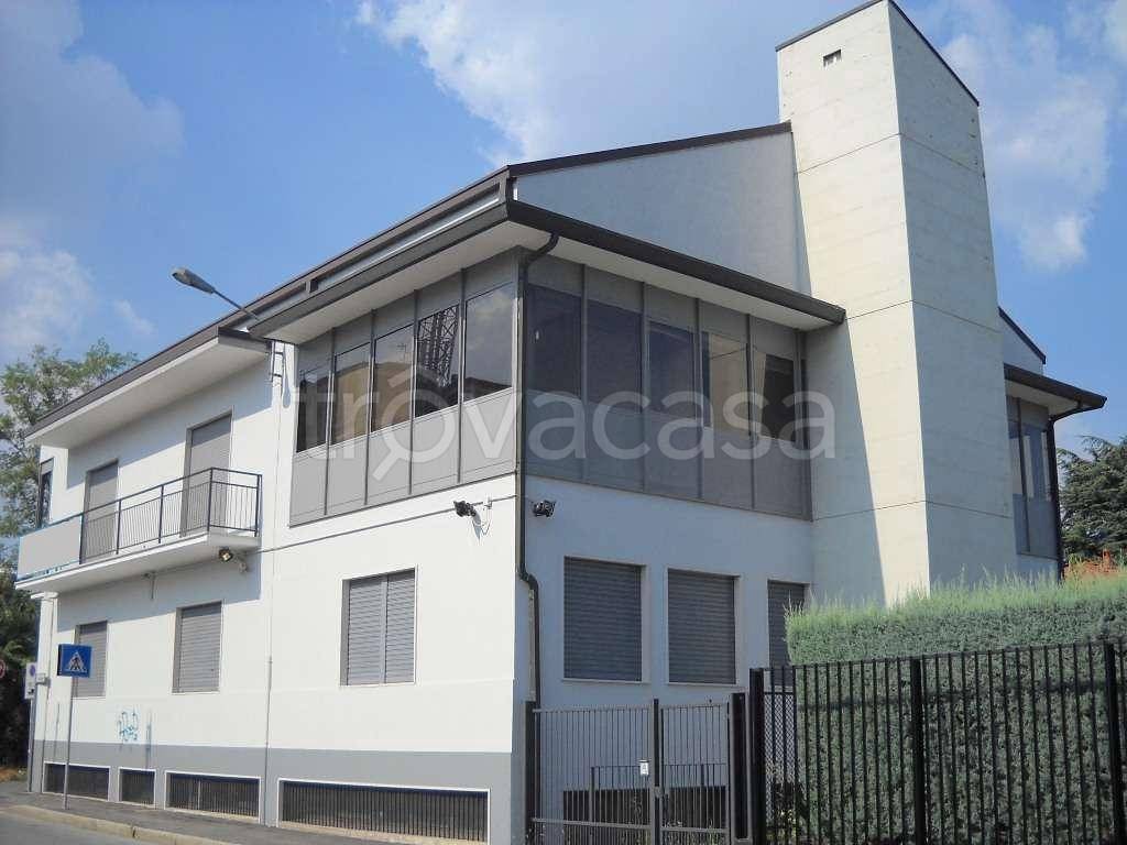 locale commerciale in vendita a Monza