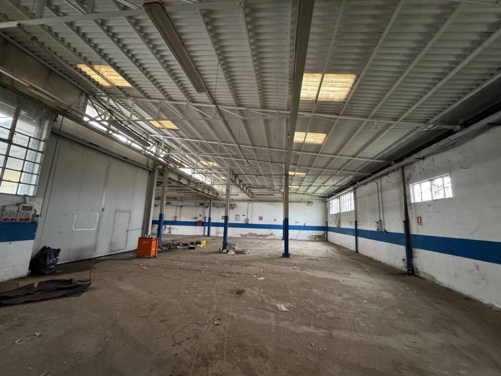 locale commerciale in vendita a Monza