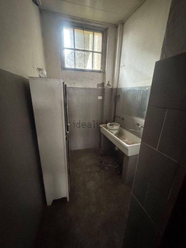 locale commerciale in vendita a Monza