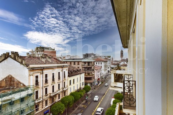 appartamento in vendita a Monza in zona Centro Storico