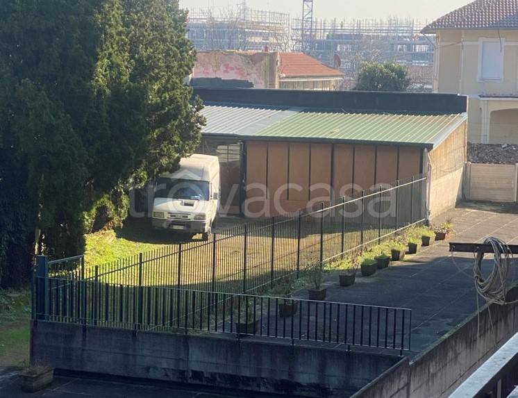 locale commerciale in vendita a Monza