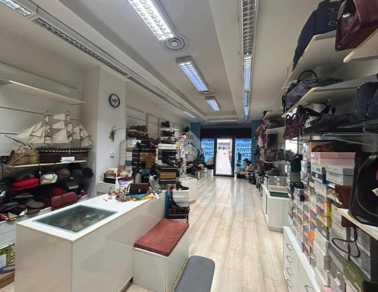 locale commerciale in vendita a Monza