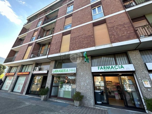 locale commerciale in vendita a Monza