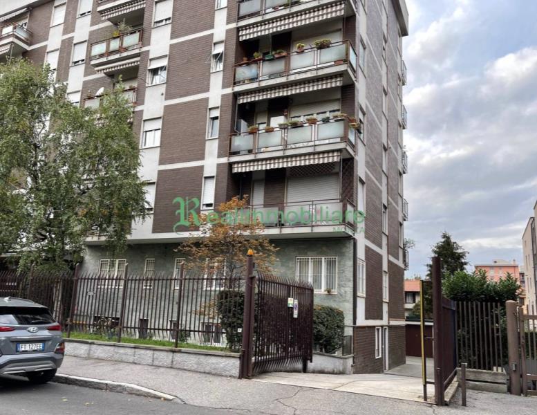 appartamento in vendita a Monza in zona Centro Storico