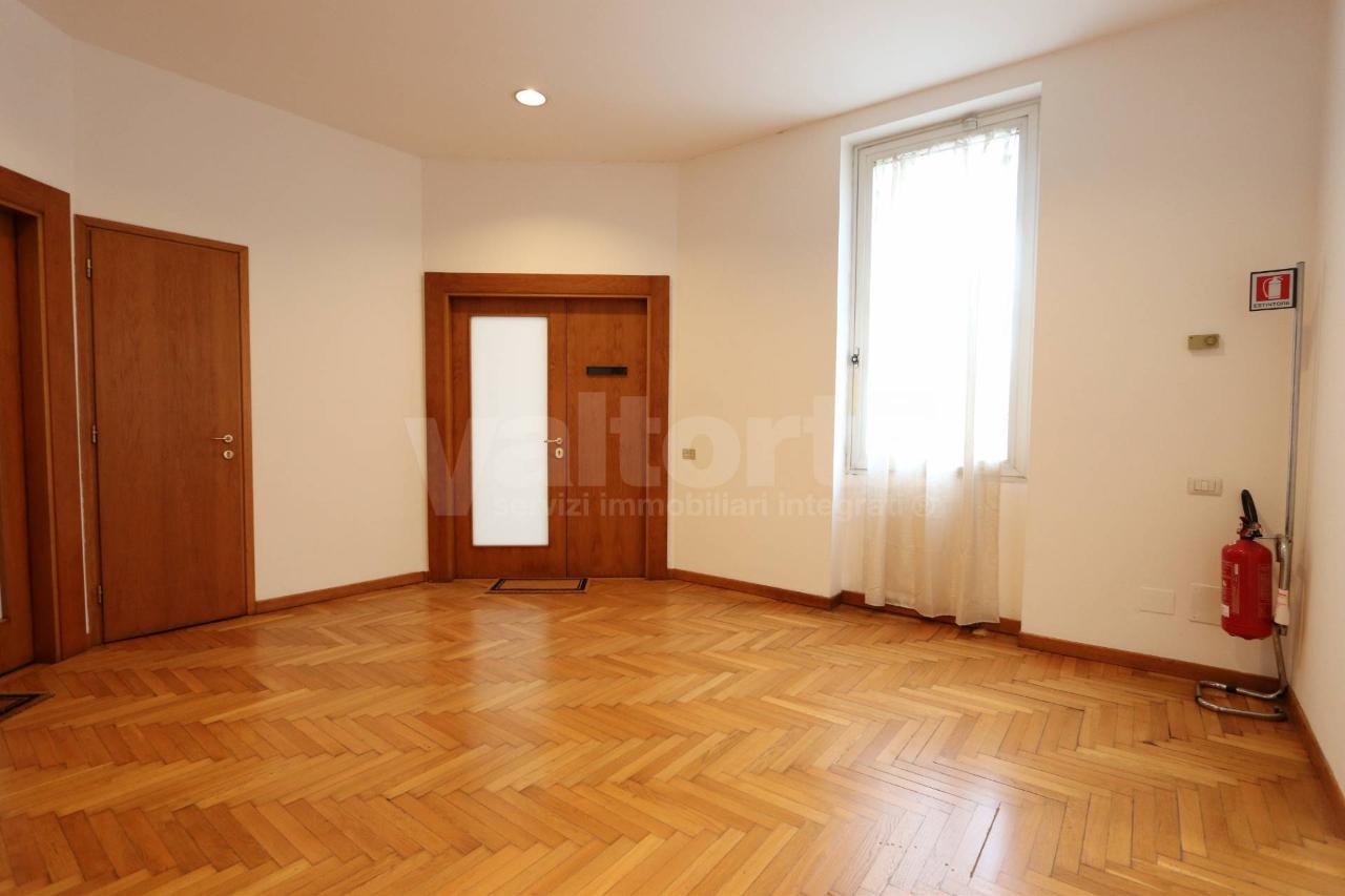 appartamento in vendita a Monza in zona Centro Storico