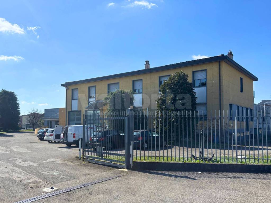 locale commerciale in vendita a Monza