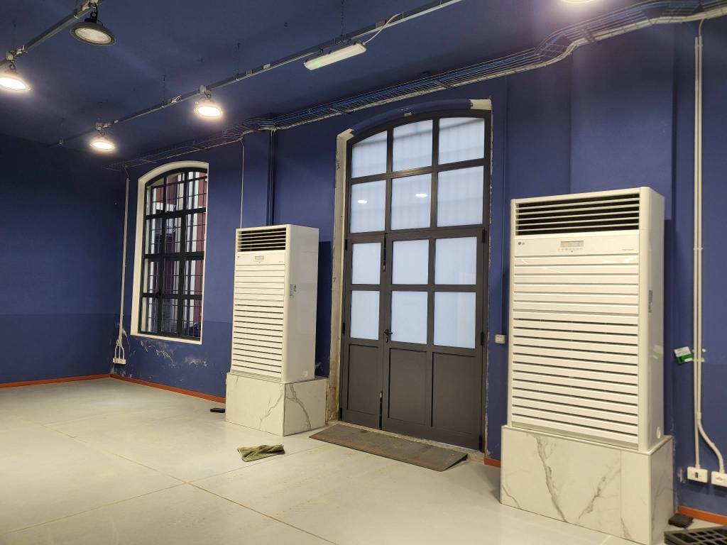 locale commerciale in vendita a Monza