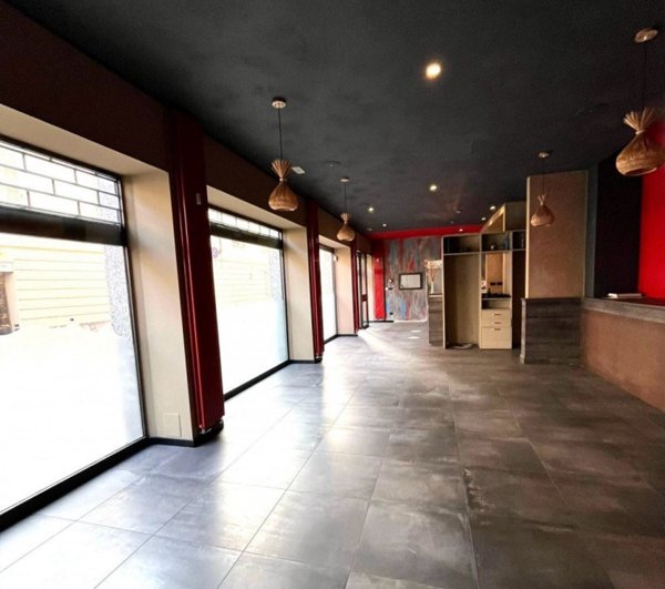 negozio in vendita a Monza in zona Centro Storico