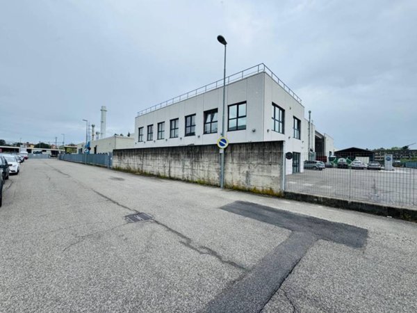 locale commerciale in vendita a Monza