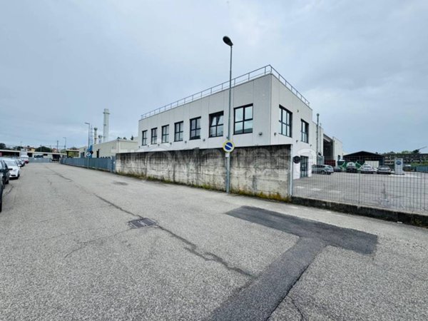 locale commerciale in vendita a Monza